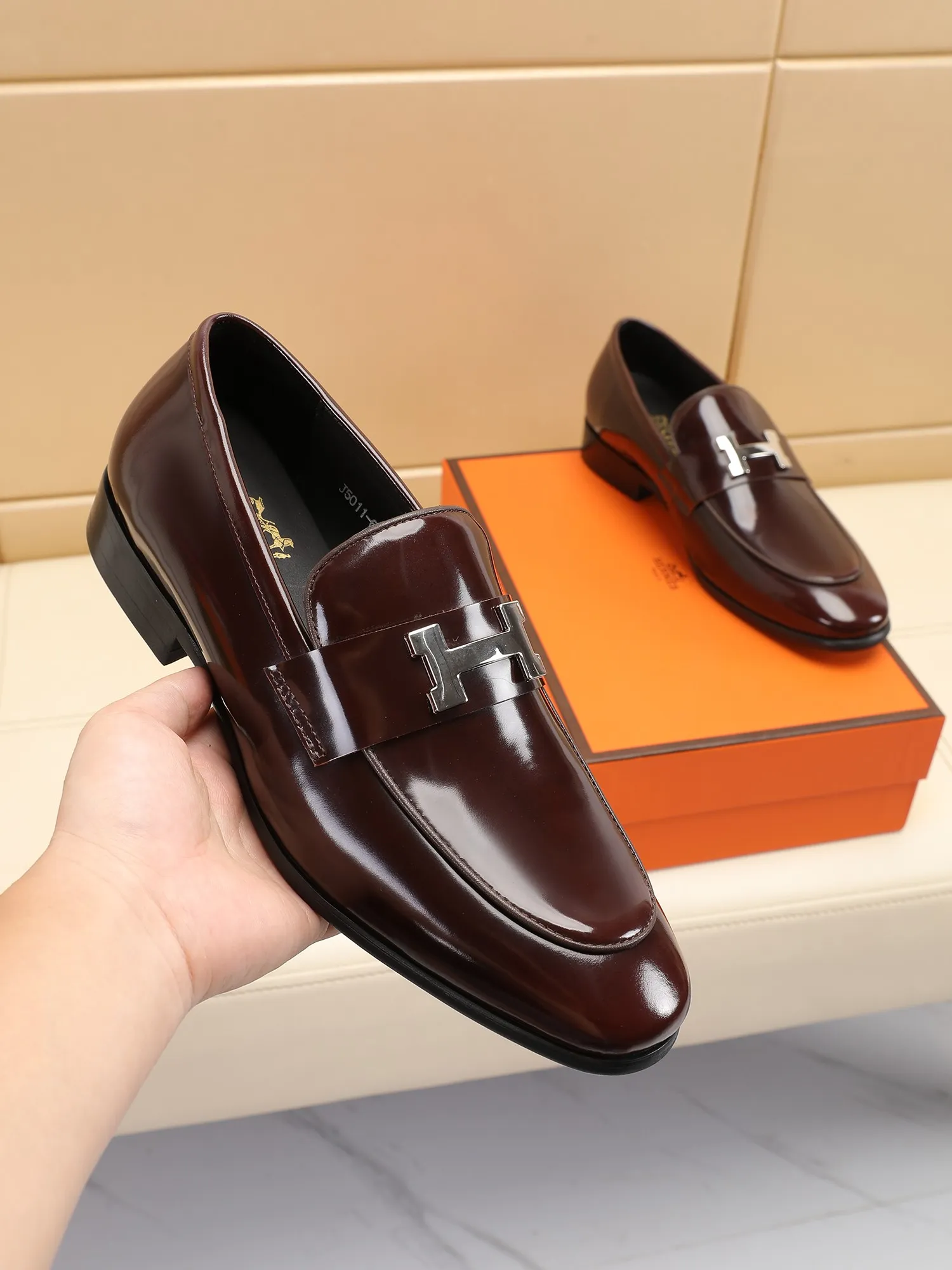 Factory price 460💶[HERMES] (cowhide lining)🍀Italian top luxury🍀He does not pursue novel styles and gorgeous colors, but attracts the favor of successful men with his flawless, elegant and classic style! This very, very comfortable, simple and stable style makes it easy to match any style! The pattern is absolutely 1:1 refined from the original case, and we strive for excellence in materials, imported cowhide + cowhide lining💪💪💪extraordinary texture👍! .Code number: 39 to 44 (38.4546 customized)